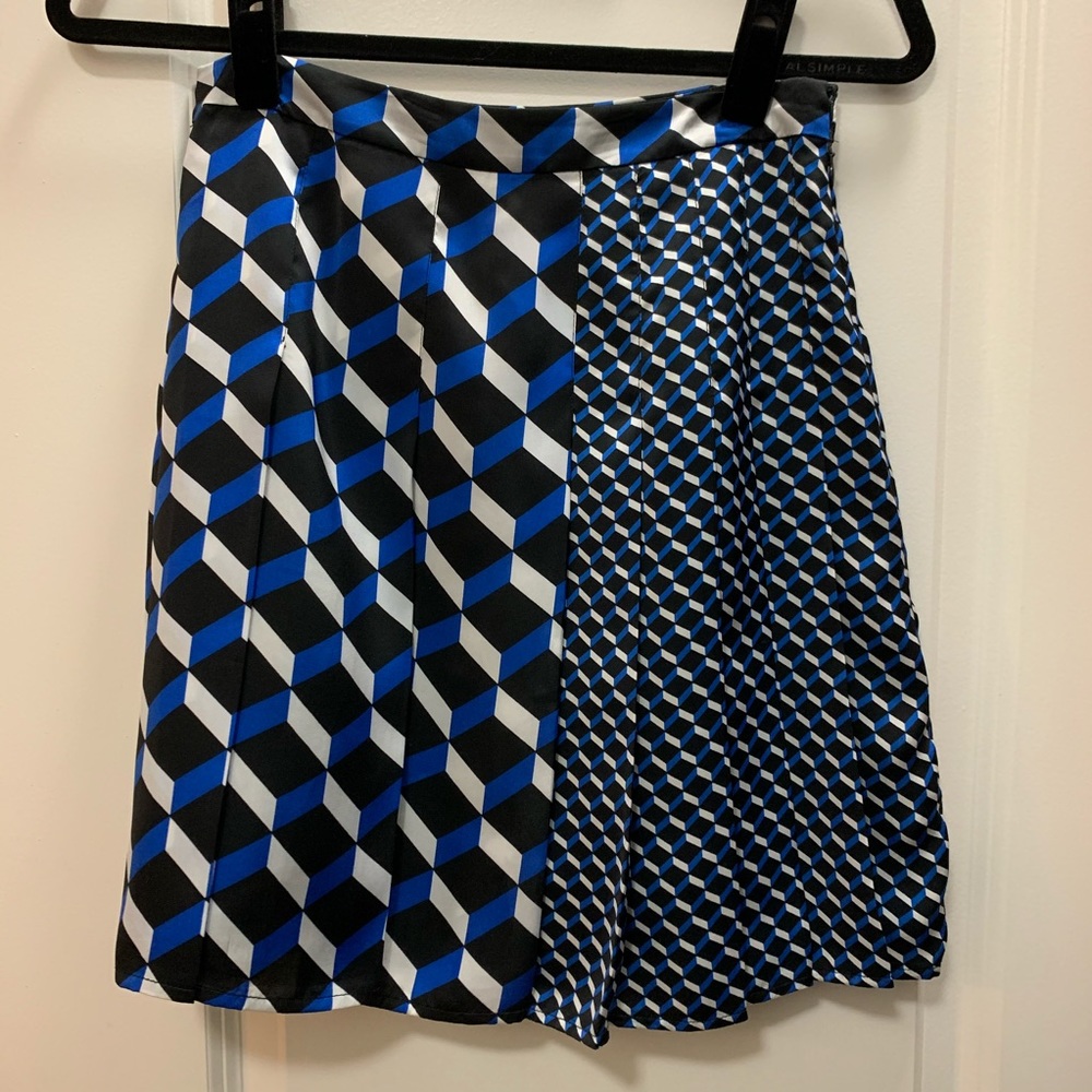Halogen Geometric Pleated Side Zip Skirt. Size 2.